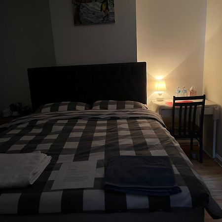 Large Double Bedroom With Free On Site Parking Kingston upon Thames  Exterior photo