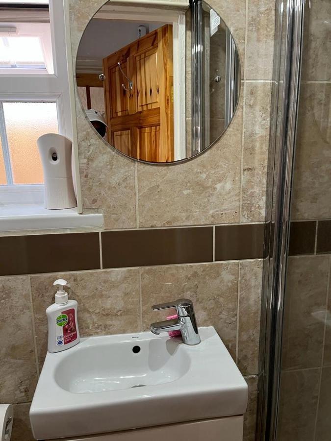 Large Double Bedroom With Free On Site Parking Kingston upon Thames  Exterior photo