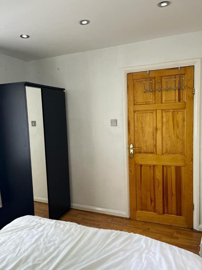 Large Double Bedroom With Free On Site Parking Kingston upon Thames  Exterior photo