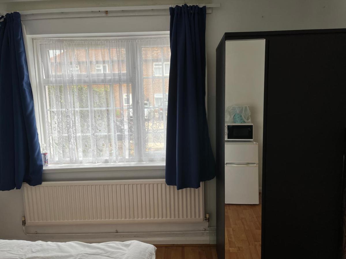 Large Double Bedroom With Free On Site Parking Kingston upon Thames  Exterior photo